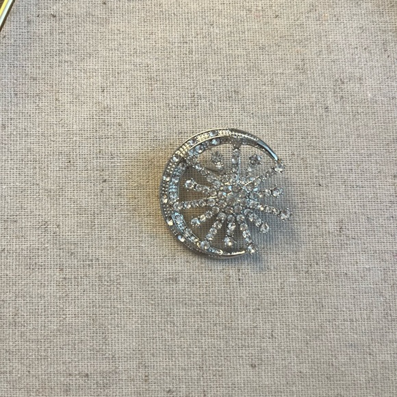 ✨ Crescent Moon & Star Brooch - Picture 2 of 2